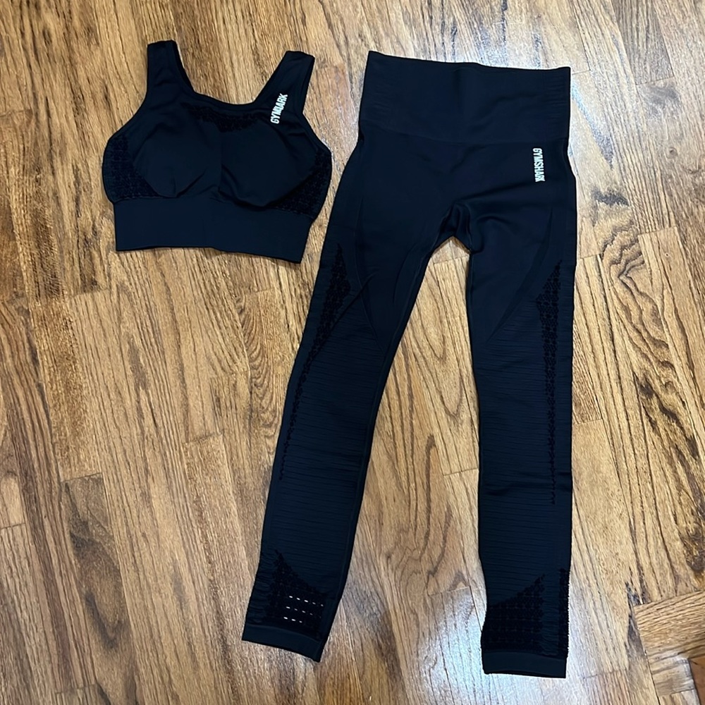 Worn 1x gymshark 2pc leggings and sports bra black size small